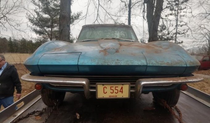 Редкий 55-летний Chevrolet Corvette, найденный под грудой мусора (8 фото)