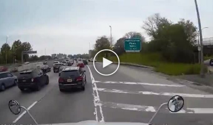 Дама на белом внедорожнике пытается запугать водителя18-колесного грузовика