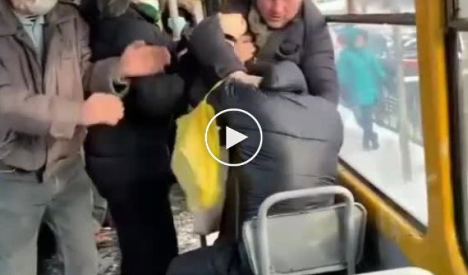 Пассажиры трамвая в Барнауле дружно избили антимасочника
