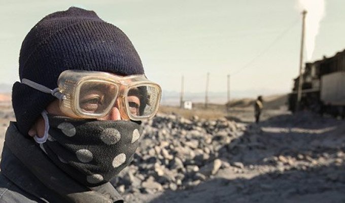 Мрачное житье шахтеров в угольном городке (18 фото)