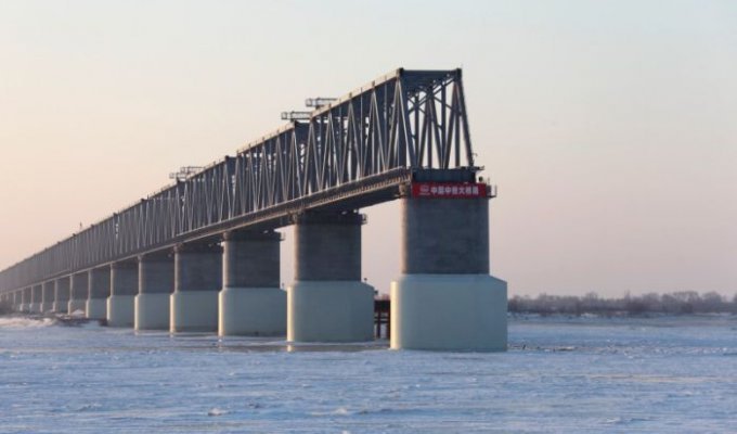 Российско-китайский мост через реку Амур построен лишь наполовину (фото)