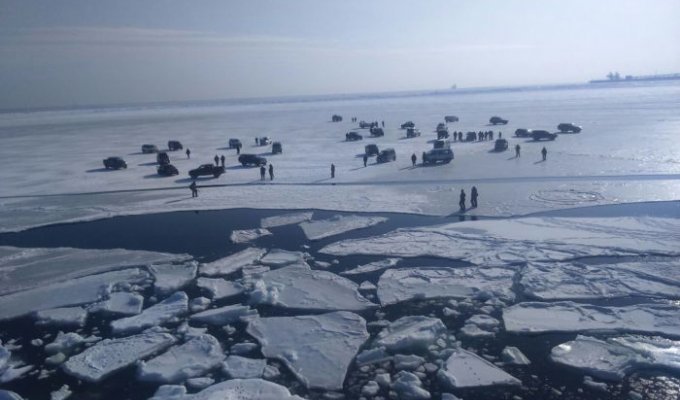 В Хабаровском крае отколовшаяся льдина унесла в море 40 человек (3 фото + видео)