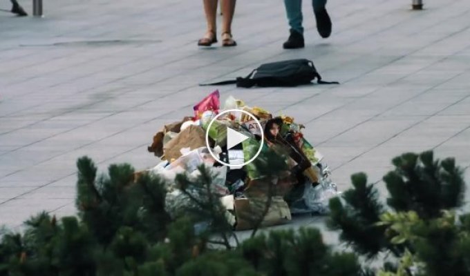 В Киеве появился супергерой, полностью сделанный из мусора