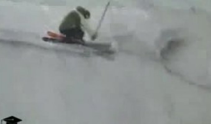 Сноубордер застрял в огромной расщелине