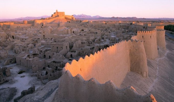 Эта древняя цитадель выглядит как гигантский замок из песка (10 фото)
