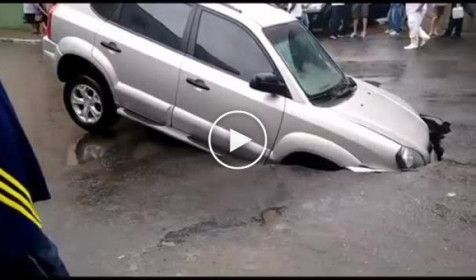 В Бразилии автомобиль провалился под землю