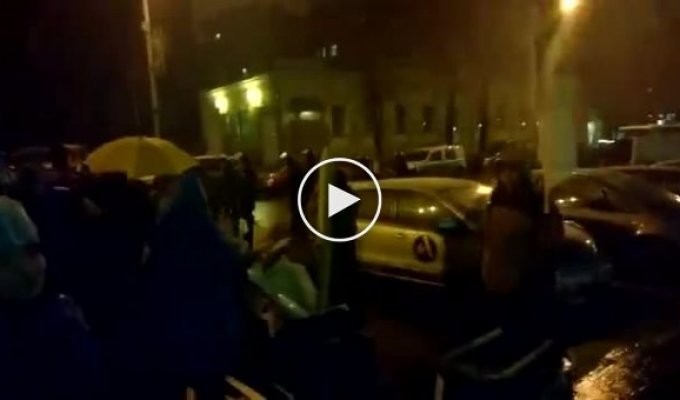 Нацгвардия силой разогнала активистов под Нацбанком в Киеве (26 февраля 2015)