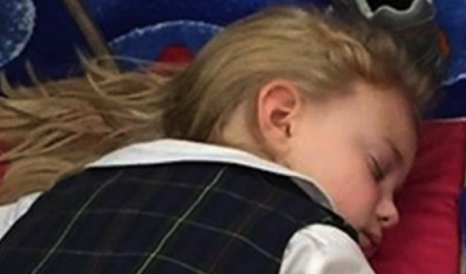 Малышка уснула прямо на полу держа за ручку другую девочку