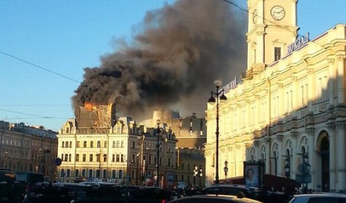 В Санкт-Петербурге сгорело рекламное табло (3 фото)