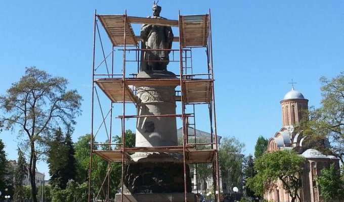 На поворачивание памятника Хмельницкому в Чернигове спиной к Москве потратили около 15 тыс. гривен
