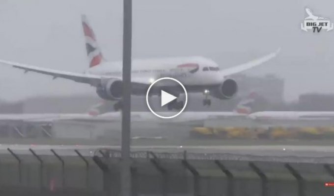 Опасная посадка самолета в аэропорту Хитроу во время шторма Эрик
