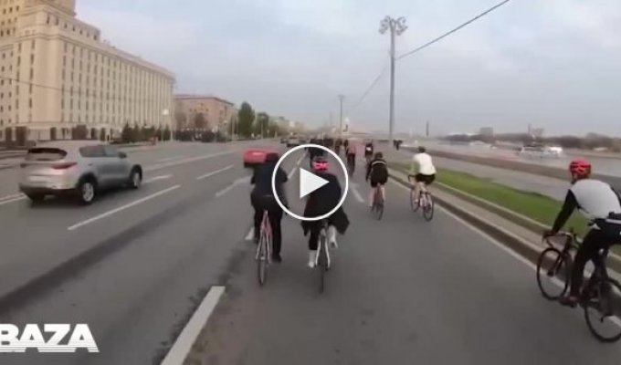 В Москве бдительные велосипедисты задержали пьяного водителя