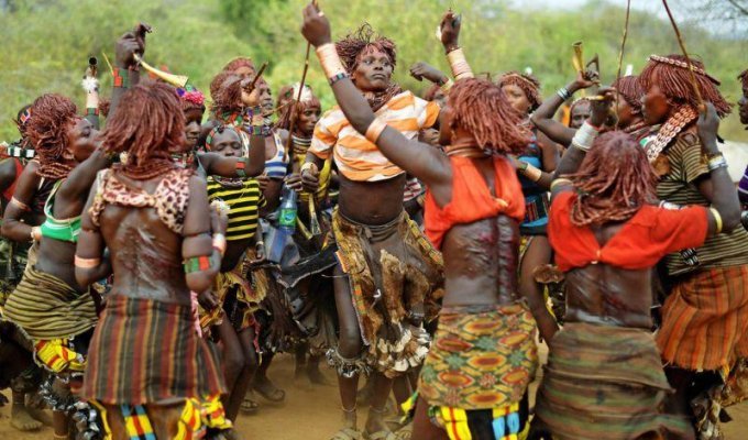 Нелегкий быт аборигенов Эфиопии (15 фото)