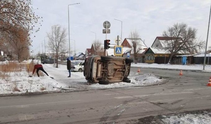 Попытка проезда на запрещающий сигнал светофора в Оренбургской области (2 фото + 1 видео)