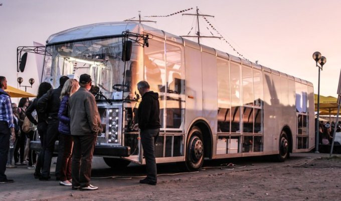 В Литве появился прозрачный автобус (19 фото)