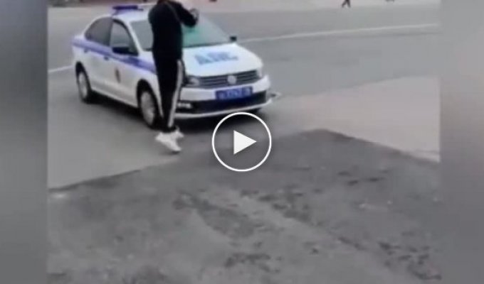 В Санкт-Петербурге блогер вылил ведро воды на машину ДПС и прикинулся мойщиком