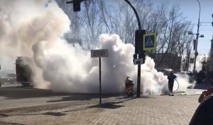 В центре Архангельска после аварии сгорел автомобиль (4 фото + видео)