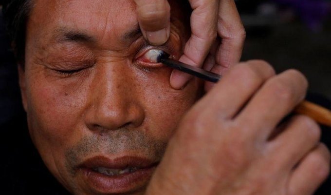 Уличный парикмахер в Китае чистит глаза клиентам опасной бритвой (6 фото)