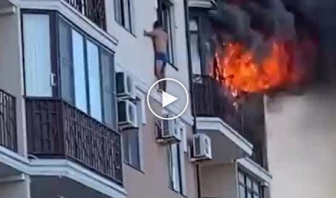 Житель Анапы, спасаясь от пожара в квартире, вылез на карниз