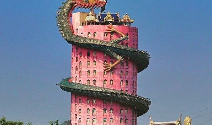 80-метровый храм, обвитый гигантским драконом (7 фото)