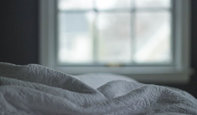 Почему не следует заправлять постель по утрам: объясняет врач NHS (1 фото)