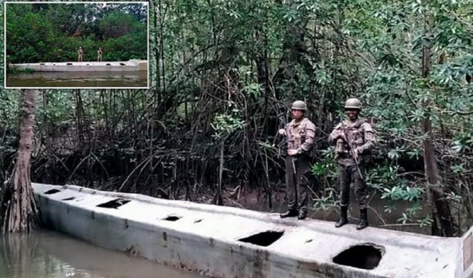 Колумбийские военные поймали нарколодку (7 фото)