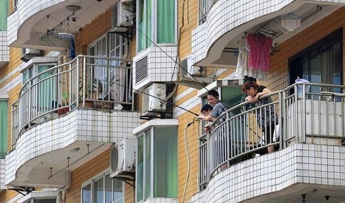 Что делают эти парни на балконе? (2 фото)