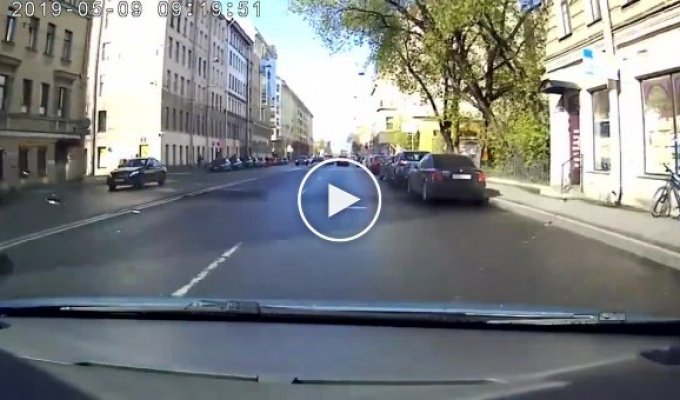 Водитель Renault Sandero решил проехать на красный в Петербурге