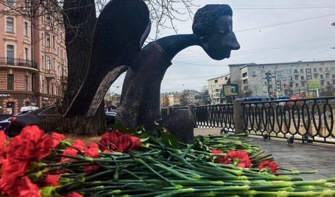 Памятник погибшим от ковида медикам (3 фото)