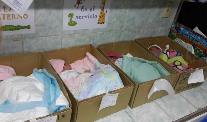 Жертвы экономической катастрофы: в венесуэльской больнице новорожденных кладут в картонные коробки (5 фото)