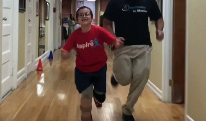 Мгновения счастья: девятилетний мальчик впервые бежит на собственных ногах (7 фото + 1 видео)