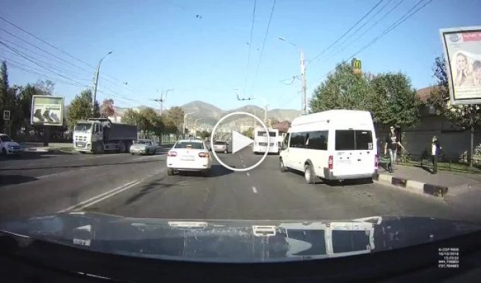 В Новороссийске столкнулись легковой автомобиль и маршрутка