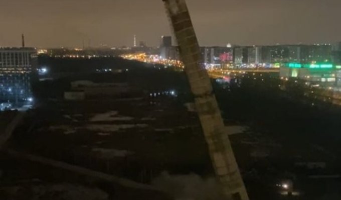 Падение огромной трубы в Санкт-Петербурге (4 фото + видео)