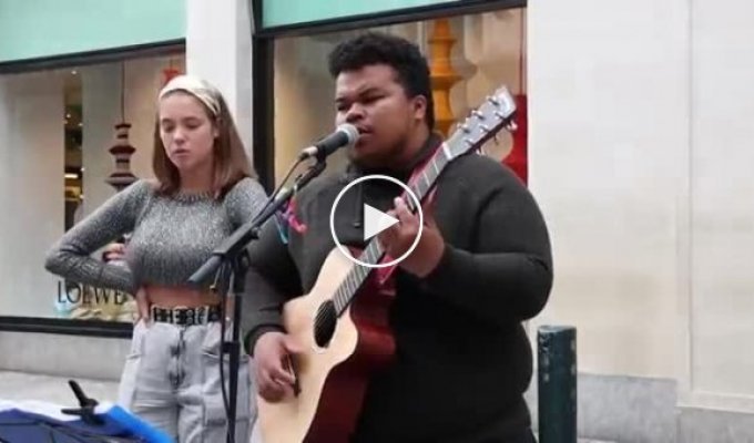 Девушка пела на улице и к ней присоединился другой исполнитель