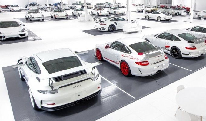 56 редких белых спорткаров Porsche распродадут на аукционе (10 фото)