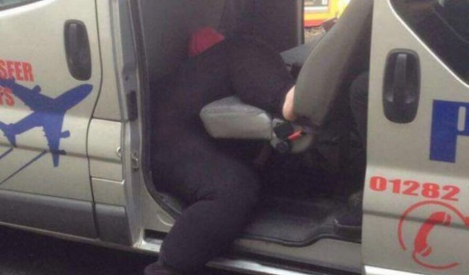 Тучная женщина застряла в такси (2 фото)