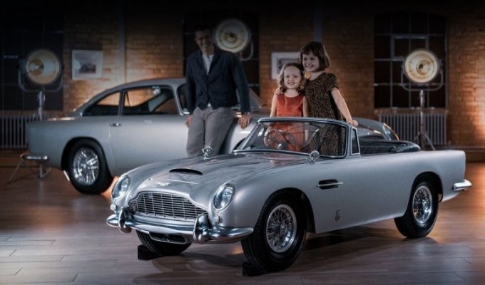 Детский уменьшенный Aston Martin DB5, оснащенный всеми гаджетами Джеймса Бонда (12 фото + 1 видео)