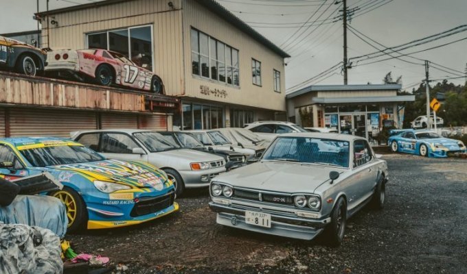 Редкие автомобили ржавеют на автомобильной парковке автосервиса в Японии (31 фото)
