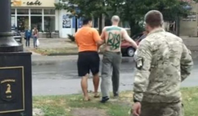 Поклоннику “русского мира” в Лисичанске нарисовали тризубец на спине