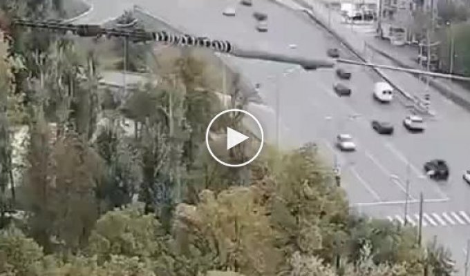 Момент ДТП на Стрелковском мосту в Тюмени