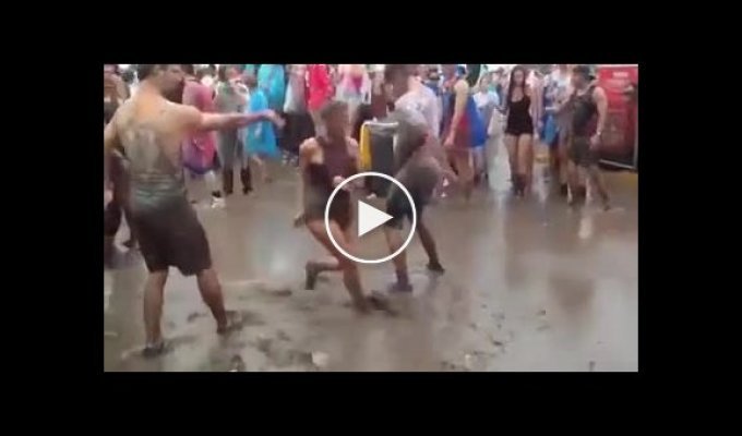 Странные танцы в грязи на музыкальном фестивале
