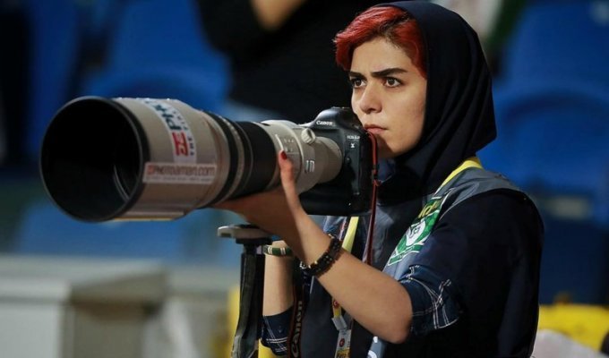 Первая в истории: иранская журналистка гениально обошла запрет на посещение стадиона (10 фото)