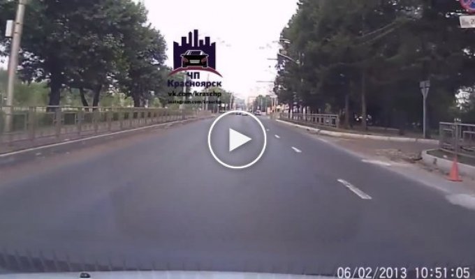 «Зомби апокалипсис» в Красноярске. Неадекватный мужчина напал на машину