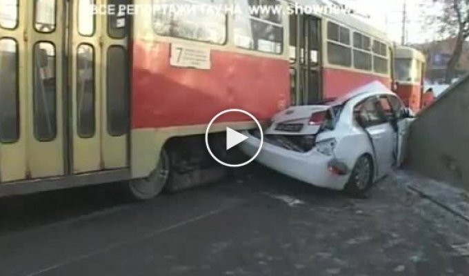 Трамвай размазал машину с беременной женщиной