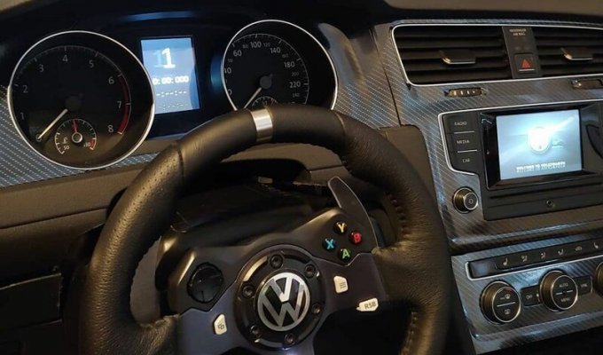 Невероятно реалистичная игровая установка, повторяющая салон Volkswagen Golf (4 фото + 1 видео)