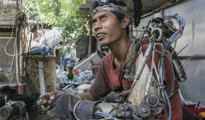 Индонезийский мужчина сделал «бионическую руку» из металлолома (11 фото + 1 видео)