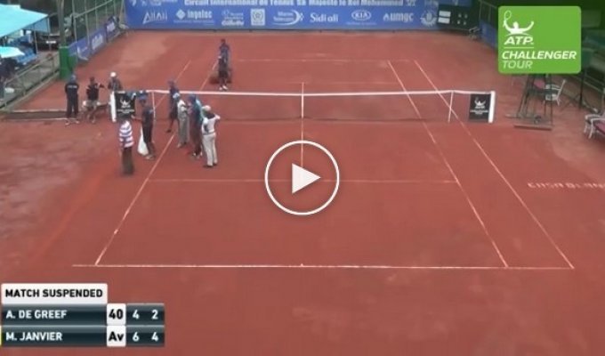 В Марокко подожгли теннисный корт, чтобы высушить его 