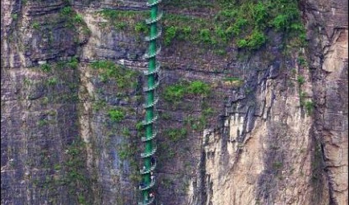 Винтовая лестница где-то в горах Китая (5 фото)