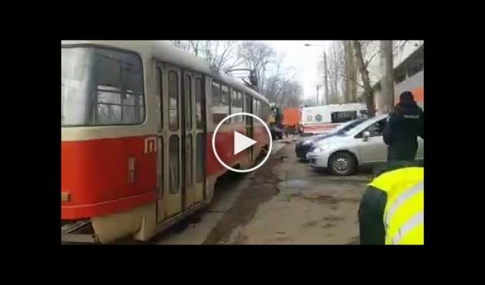 В Киеве трамвай переехал женщину