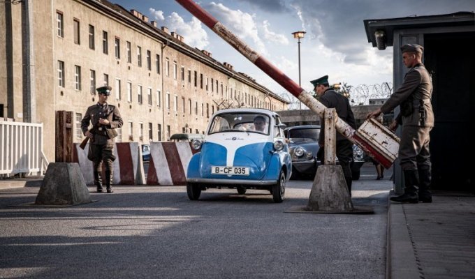 Маленький автомобиль для большого побега! Как люди бежали из Восточного Берлина на BMW Isetta (4 фото + 1 видео)